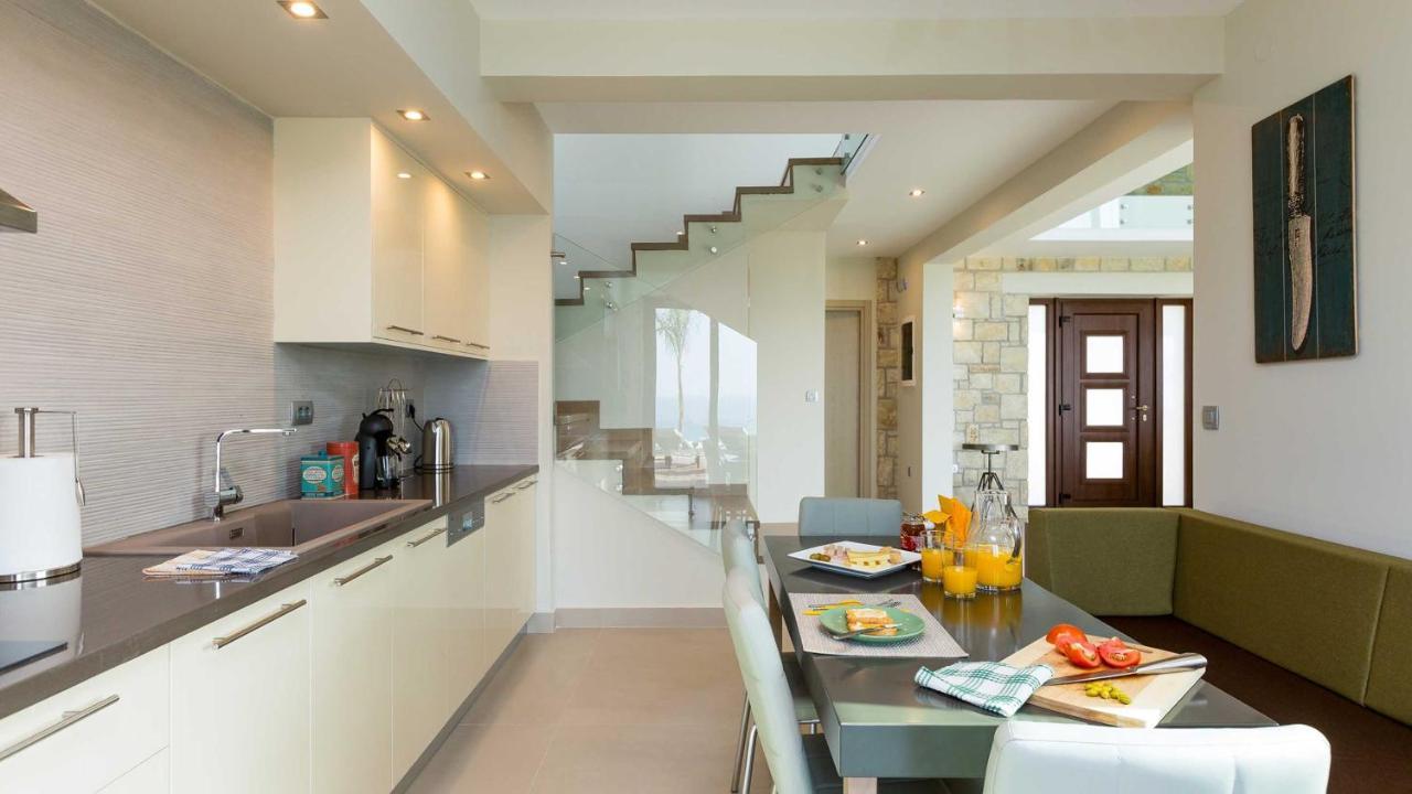Villa Emilia I Luxury, Amazing Seaview, Next To The Town Kissamos Exterior photo